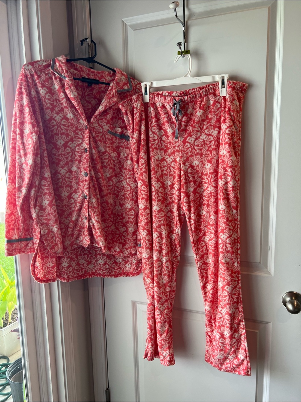 Ellen Tracy Coral & Cream Floral Long-Sleeve Pajama Set. XL